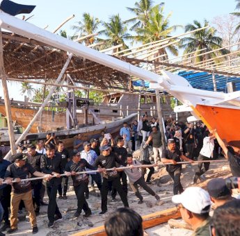 Pj Gubernur Bahtiar Ikut Annyorong Lopi Bersama Warga Bontobahari