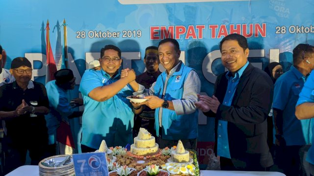 Ket : Suasana pemotongan tumpeng saat Perayaan HUT Partai Gelora ke-4 tahun di Kota Parepare (istimewa)