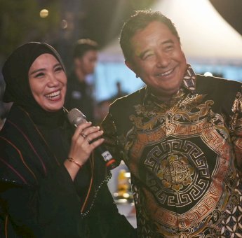 Pj Gubernur Didampingi Ketua TP PKK Sulsel Hadiri Puncak Festival Phinisi Bulukumba