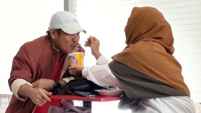 Sulis menyuapi suaminya makan mie Instan. (Istimewa)