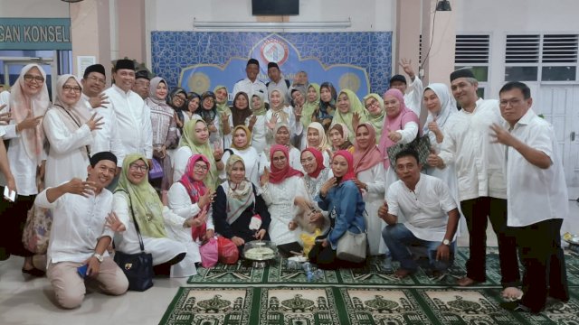IKA SMAPAT Makassar sukses menggelar Peringatan Maulid Nabi Muhammad SAW yang dirangkaikan dengan berbagai sembako. Kegiatan ini berlangsung di SMA Negeri 4 Makassar, kemarin. (Dok. Humas SMAPAT Makassar)