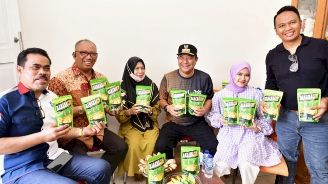 Sambangi Pelaku Usaha Rumahan Kripik Pisang, Pj Gubernur Bahtiar Bantu Promosi