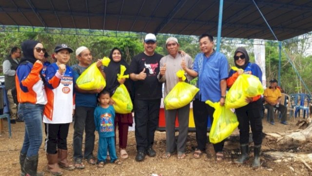 Bupati Kutai Kartanegara Edi Damansyah, saat memberikan bantuan sembako kepada warga Dusun Bensamar. (Istimewa)