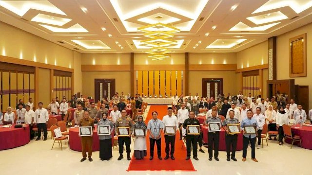 Empat satuan kerja lingkup Kanwil Kemenkumham Sulsel berhasil menerima penghargaan Kinerja Pelaksanaan Anggaran dari Kantor Pelayanan Perbendaharaan Negara (KPPN). (Dok. Humas Kanwil Kemenkumham Sulsel)