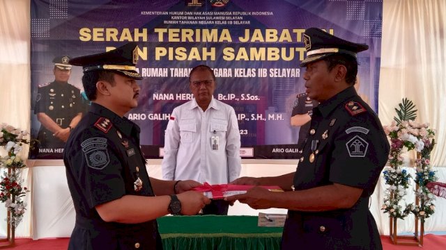 Kadivpas Kanwil Kemenkumham Sulsel Yudi Suseno saat menghadiri langsung Sertijab Kepala Rutan Kelas IIB Selayar, di Lapangan Kantor Rutan Selayar, Senin, (30/10/2023). (Dok. Humas Kanwil Kemenkumham Sulsel)