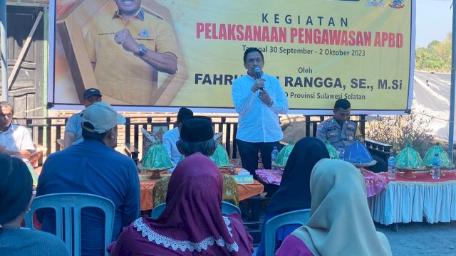 Anggota DPRD Sulawesi Selatan, Fahruddin Rangga saat melakukan kegiatan pengawasan pelaksanaan APBD Sulsel di Desa Pattinoang, Kecamatan Galesong, Takalar, Minggu (1/10/2023). (Foto: Istimewa)