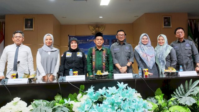 KPID Sulawesi Selatan saat me-launching aplikasi pengaduan penyiaran bernama e-KPID Sulsel yang dirangkaikan dengan talkshow penyiaran di Rektorat UIN Alauddin Makassar, Kampus Samata, Gowa, Selasa (3/10/2023). (Foto: Istimewa)