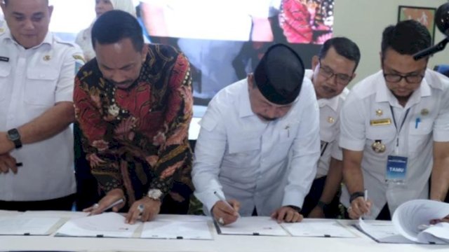 Wakil Bupati Gowa Abd. Rauf Malaganni saat melakukan penandatanganan kesepakatan bersama PT. Rusky Aero Indonesia Raindo United Services tentang Penyediaan Aksesibilitas Angkutan Kargo Ekspor Udara Secara Langsung (Direct Flight) dari Makassar ke Luar Negeri, di Terminal Kargo Freighter, PT Angkasa Pura Logistik Makassar, kemarin. (Dok. Humas Gowa)