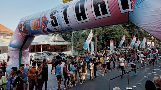 Ribuan pelari saat mengikuti Patriot Run yang digelar Kantor Perwakilan Bank Indonesia Provinsi Sulawesi Selatan bersama Kodam XIV/Hasanuddin, di Lapangan Hasanuddin, Jalan Jenderal Sudirman, Sabtu, (07/10/2023). (Dok. Chaerani/Republiknews.co.id)