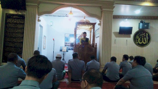 Ustad Jusriadi Gama saat memberikan ceramah tausiyah terkait Hikmah Maulid Nabi Muhammad SAW, di sela-sela Pengajian Masjid Al-Ikhlas Kanwil Kemenkumham Sulsel, Selasa, (10/10/2023). (Dok. Humas Kanwil Kemenkumham Sulsel)