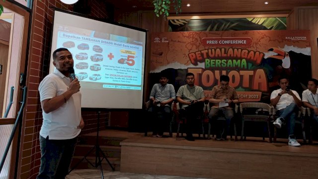 Marketing General Manager Kalla Toyota Suliadin saat memaparkan program Kalla Toyota sepanjang Oktober 2023 di sela-sela Prescon Petualangan Bersama Kalla Toyota, di Goodfileds Makassar, Jalan Bontolempangan, Selasa, (10/10/2023). (Dok. Chaerani/Republiknews.co.id)
