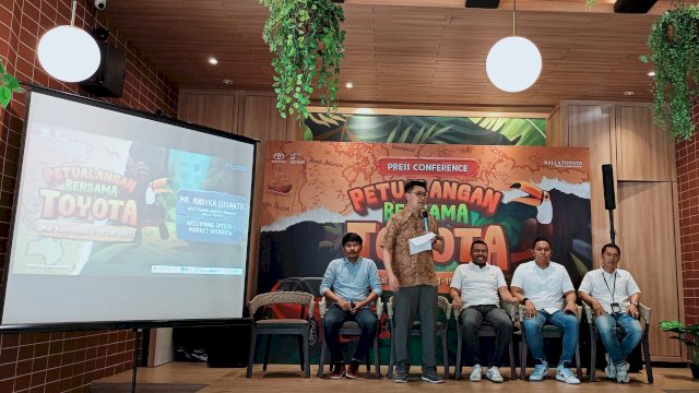 West Region General Manager Kalla Toyota, Andyka Susanto saat memaparkan kondisi market share di wilayahnya, di sela-sela Prescon Petualangan Bersama Kalla Toyota, di Goodfileds Makassar, Jalan Bontolempangan, kemarin. (Dok. Chaerani/Republiknews.co.id)