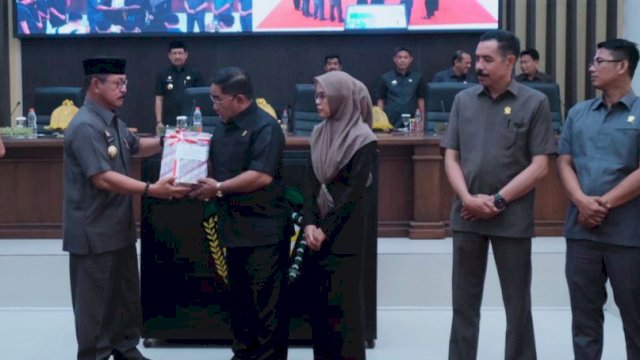 Wakil Bupati Gowa Abd. Rauf Malaganni saat hadir menyerahkan Ranperda Tentang APBD Tahun Anggaran 2024, di Ruang Rapat Paripurna DPRD Kabupaten Gowa, kemarin. (Dok. Humas Gowa)