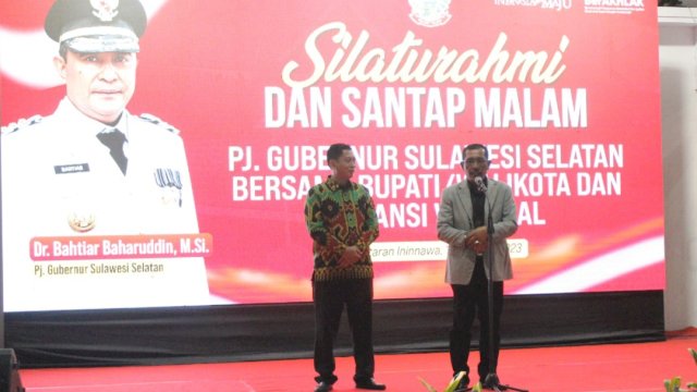 Kakanwil Kemenkumham Sulsel Liberti Sitinjak saat memberikan sepatah kata di sela-sela menghadiri Silaturahmi Pj. Gubernur Sulawesi Selatan Bahtiar Baharuddin, di Pelataran Inninawa, Rumah Jabatan Gubernur Sulawesi Selatan, Minggu (15/10/2023) malam kemarin. (Dok. Humas Kanwil Kemenkumham Sulsel)