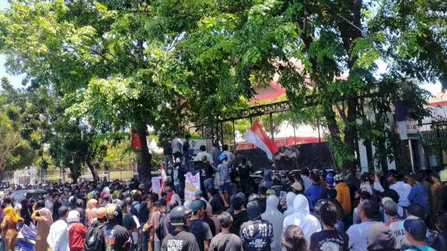 Anggota APDESI se Sulawesi Selatan bersama mahasiswa dan pemuda yang tergabung dalam Aliansi Mahasiswa dan Pemuda Sulsel Bersatu menggelar aksi unjuk rasa di Kantor DPRD Sulsel, Jalan Urip Sumoharjo, Makassar, Senin (16/10/2023). (Foto: Istimewa)