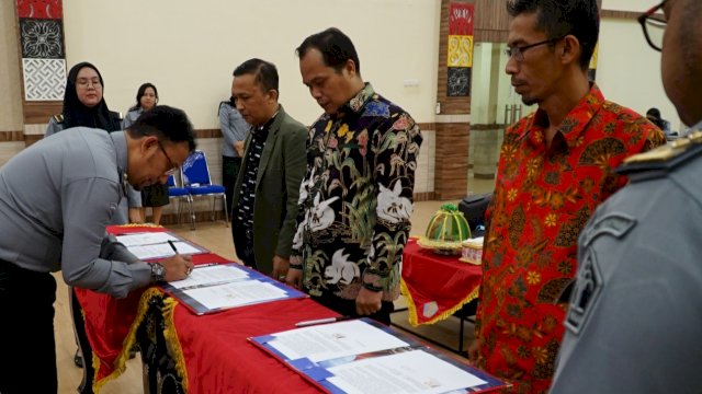 Kepala Divyankum Kanwil Kemenkumham Sulsel Hernadi saat melakukan penandatanganan Addendum Perjanjian Pelaksanaan Bantuan Hukum Tahun Anggaran 2023, di Aula Bhinneka Tunggal Ika Kanwil Kemenkumham Sulsel, Senin (16/10/2023). (Dok. Humas Kanwil Kemenkumham Sulsel)