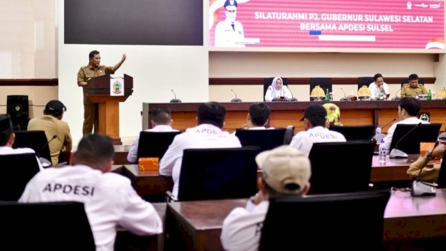 Pj Gubernur Sulsel, Bahtiar Baharuddin saat menerima pengurus APDESI se Sulawesi Selatan di Kantor Gubernur Sulsel, Senin (16/10/2023). (Foto: Istimewa)