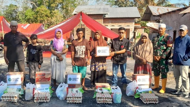 Huadi Group melalui Yayasan Bastra menyalurkan bantuan kepada korban kebakaran di sejumlah titik di Kabupaten Bantaeng, Jumat (20/10/2023). (Foto: Istimewa)