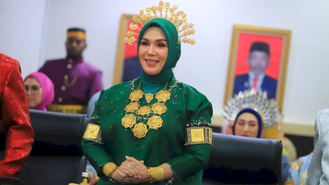 Ketua DPRD Sulawesi Selatan, Andi Ina Kartika Sari mengenakan baju adat pada momen HUT Sulsel ke-354, Kamis (19/10/2023). (Foto: Istimewa)