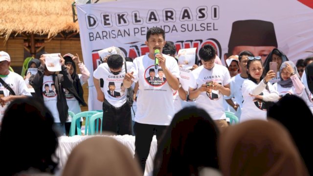 Suasana deklarasi Gibran Milenial mendukung duet Prabowo Subianto-Gibran Rakabuming Raka yang digelar di samping Hotel Teras Kita, Jalan AP Pettarani, Makassar, Minggu (22/10/2023). (Foto: Istimewa)