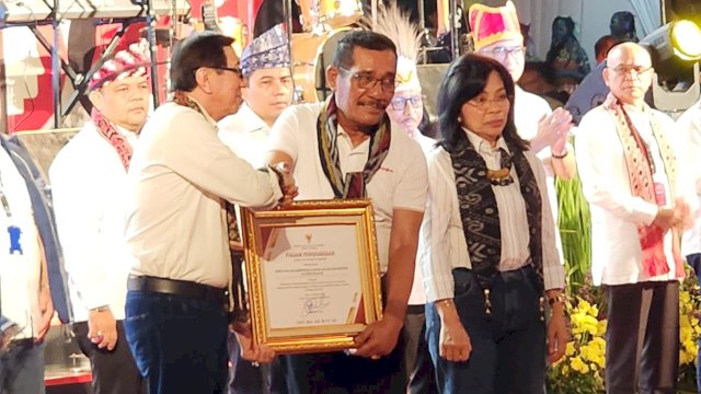 Kakanwil Kemenkumham Sulsel Liberti Sitinjak saat menerima tiga penghargaan sekaligus sebagai terbaik pertama bidang KI, Penutupan Tahun 2023 Sebagai Tahun Merek, Penetapan Tahun Tematik 2024, dan Pembukaan Rakornis Kinerja Program Penegakan dan Pelayanan Hukum Bidang Kekayaan Intelektual, di Lapangan Merah Kemenkumham RI, kemarin. (Dok. Humas Kanwil Kemenkumham Sulsel)