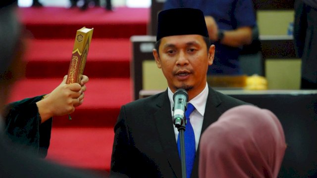 Andi Ian Kurniawan Latanro resmi dilantik sebagai pengganti antar waktu (PAW) anggota DPRD Sulsel dari Fraksi Demokrat sisa masa jabatan 2019-2024, Kamis (26/10/2023). (Foto: Istimewa)