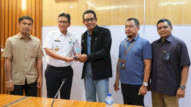 Pj Bupati Buton Tengah, Andi Muhammad Yusuf didampingi Ketua DPRD Buteng, Bobi Ertanto saat melakukan kunjungan ke Kantor PLN UID Sulselrabar di Jalan Hertasning, Makassar, Rabu (25/10/2023). (Foto: Istimewa)