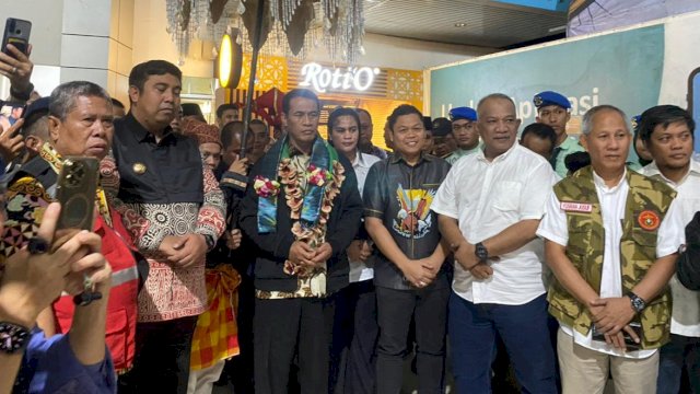 Ketua KONI Sulsel, Yasir Machmud saat menjemput kedatangan Menteri Pertanian, Andi Amran Sulaiman di Bandara Sultan Hasanuddin, Makassar, Jumat (27/10/2023). (Foto: Istimewa)