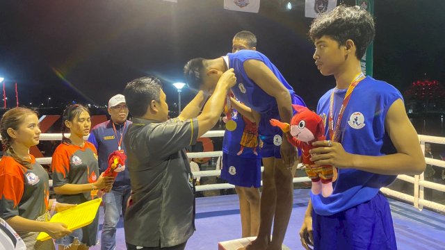 Ketua Umum KONI Sulsel, Yasir Machmud saat mengalungkan medali kepada salah satu atlet yang berlaga di PORKOT ke-VIII Makassar. (Foto: Istimewa)