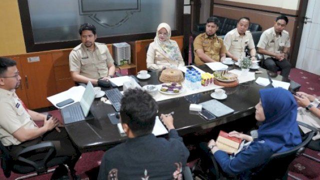 Jajaran Bapenda Kota Makassar menerima kunjungan Tim World Bank di Ruang Kerja Kepala Badan Pendapatan Daerah Kota Makassar, Selasa (12/9/2023). (Foto: Istimewa)