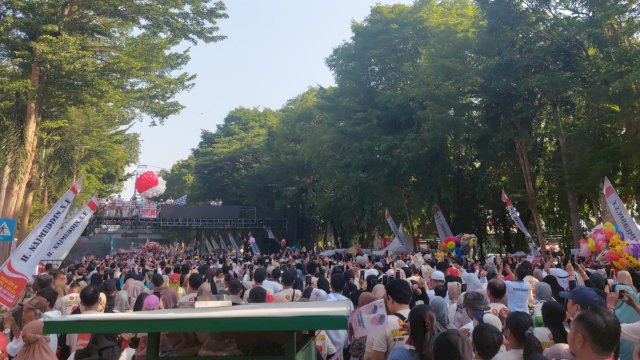 Ratusan ribu peserta memeriahkan jalan santai yang digagas oleh Bacaleg DPR RI Gerindra dari Dapil Sulsel I, Najmuddin di Jalan Jenderal Sudirman, Makassar, Minggu (29/10/2023). (Foto: Istimewa)