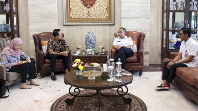 Wali Kota Makassar, Moh Ramdhan Pomanto bersama Kepala Bapenda Makassar, Firman Hamid Pagarra bertemu dengan perwakilan Tim World Bank di kediaman Walikota Makassar, Jalan Amirullah, Rabu (13/9/2023). (Foto: Istimewa)