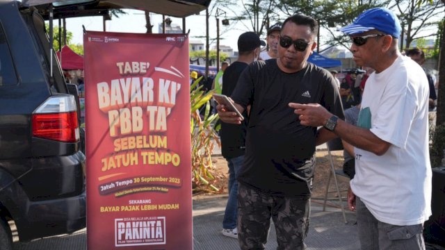 Bapenda Kota Makassar membuka gerai pelayanan langsung kepada masyarakat di area Car Free Day (CFD) Boulevard, Panakkukang, Makassar, Minggu (17/9/2023). (Foto: Istimewa)