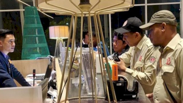 Bapenda Makassar turun langsung melakukan pendataan objek pajak di sejumlah hotel di Makassar. (Foto: Istimewa)