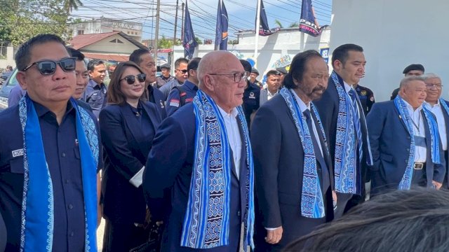 Ketua DPW NasDem Sulsel, Rusdi Masse mendampingi Ketua Umum Partai NasDem Surya Paloh meresmikan kantor baru Partai NasDem Sulawesi Utara (Sulut), Senin (30/10/2023). (Foto: Istimewa)