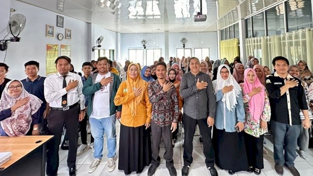 KPU Kabupaten Soppeng melakukan nonton bareng film 'Kejarlah Janji' bersama mahasiswa Universitas Lamappapoleonro Soppeng di Aula Lantai 3 Kampus I Watansoppeng, Sabtu (28/10/2023). (Foto: Istimewa)