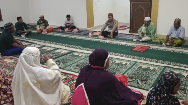Program Huadi Group Berdaya yang menyasar desa-desa di Kabupaten Bantaeng dengan membagikan paket makanan ke jemaah masjid dan anak-anak. (Foto: Istimewa)
