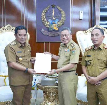 Wali Kota Parepare Taufan Pawe Terima SK Pengangkatan Husni Syam Sebagai Sekda dari PJ Gubernur Sulsel