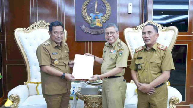 Wali Kota Parepare Taufan Pawe Terima SK Pengangkatan Husni Syam Sebagai Sekda dari PJ Gubernur Sulsel