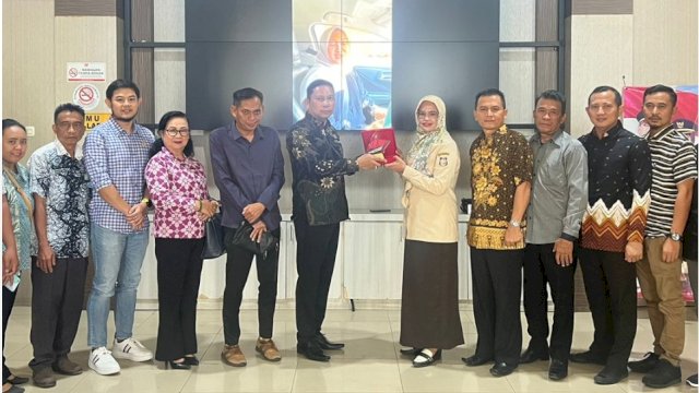 Bapenda Kota Makassar menerima kunjungan kerja DPRD Kabupaten Poso di Ruang Kepala Bidang Pendaftaran dan Pendataan Bapenda Makassar, Selasa (19/9/2023). (Foto: Istimewa)