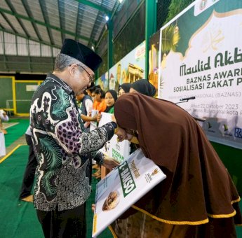 Taufan Pawe Apresiasi Baznas Berikan Beasiswa Bantuan Disabilitas dan Penganugerahan Award