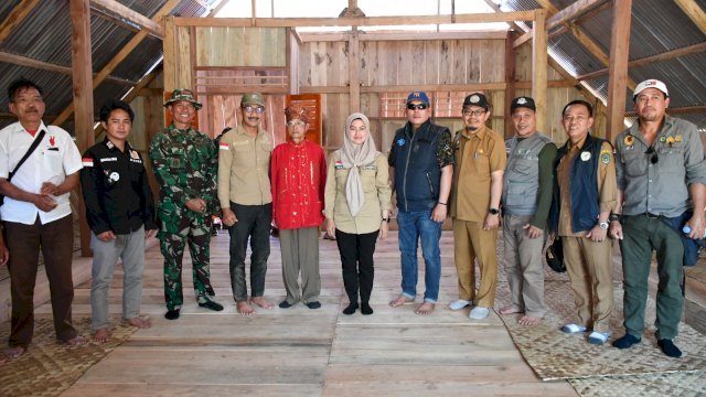 Bupati Luwu Utara Indah Putri Indriani foto bersama totkoh adat, anggota DPRD Luwu Utara dan forkopincam di rumah adat Rampi.