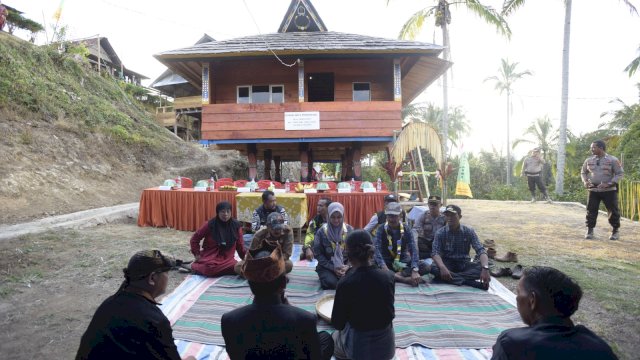 Bupati Luwu Utara Indah Putri Indriani disambut upacara adat saat hadir meresmikan rumah adat Seko.