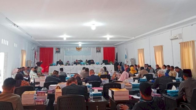 Suasana penyampaian kritik, saran dah masukan sejumlah Anggota DPRD Buton Tengah terhadap penanganan sampah melalui rapat paripurna pandangan umum fraksi kelanjutan pembahasan Rancangan Perda Perubahan APBD tahun 2023, bertempat di Aula kantor DPRD. (Istimewa)