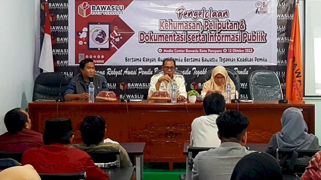 Ketua Bawaslu Sulsel Mardiana Rusli bersama pemateri saat memberikan pengarahan di hadapan seluruh Panwascam dan Staf bawasli Kota Pareparer, Kamis (10/10/2023). (Istimewa)