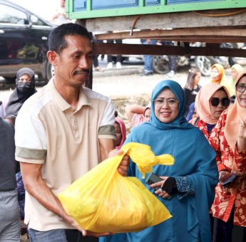Wujud Peduli Minoritas, Erna Rasyid Taufan Salurkan Paket Sembako ke Warga Tolotang