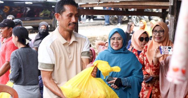 Wujud Peduli Minoritas, Erna Rasyid Taufan Salurkan Paket Sembako ke Warga Tolotang