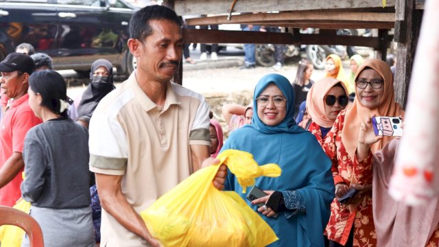 Wujud Peduli Minoritas, Erna Rasyid Taufan Salurkan Paket Sembako ke Warga Tolotang