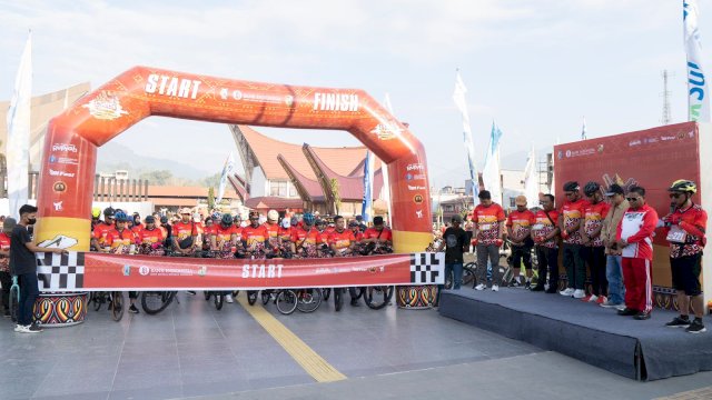 BI Sulsel menggelar QRIS Ma'sapeda Wisata di Toraya 2023 dan QRIS Tourism Award Toraja di Toraja Utara, Jumat, (06/10/2023). (Dok. Humas BI Sulsel)