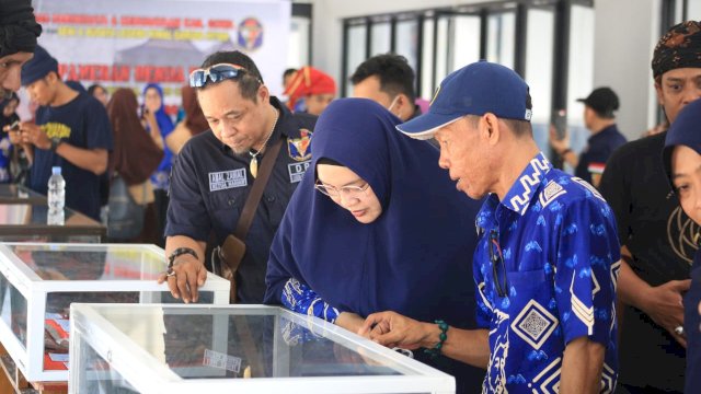 Masyarakat Gowa antusias menikmati Pameran Koleksi Senjata Peninggalan Kerajaan Gowa, di sela-sela Belajar Bersama di Museum yang digelar dalam rangka memperingati Hari Museum Indonesia Ke-63 Tahun, serta Hari Jadi Gowa Ke-703 Tahun 2023, di Pelataran Musuem Balla Lompoa, kemarin. (Dok. Humas Gowa)